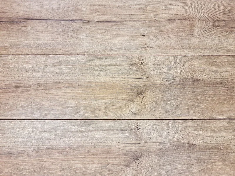 Esstisch aus Ahorn-Massivholz in einem hellen, skandinavisch eingerichteten Wohnzimmer.