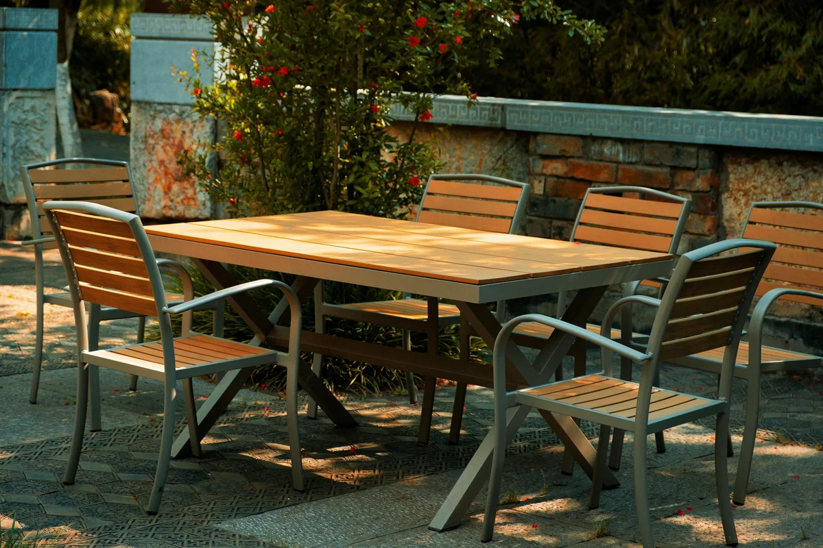 Moderner Gartentisch aus Eukalyptusholz mit Stühlen im Outdoor-Setting