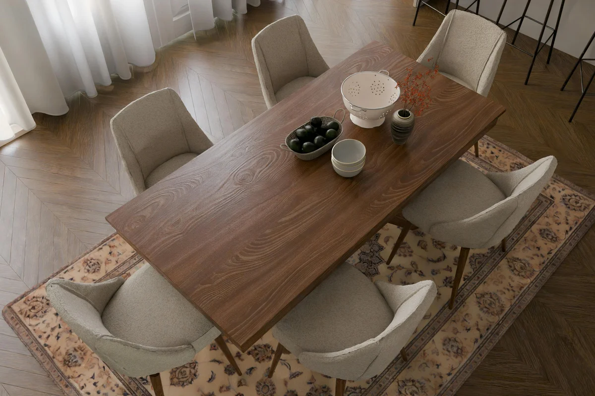 Moderner Massivholz-Esstisch mit warmem Holzton in zeitgemäßem Esszimmer