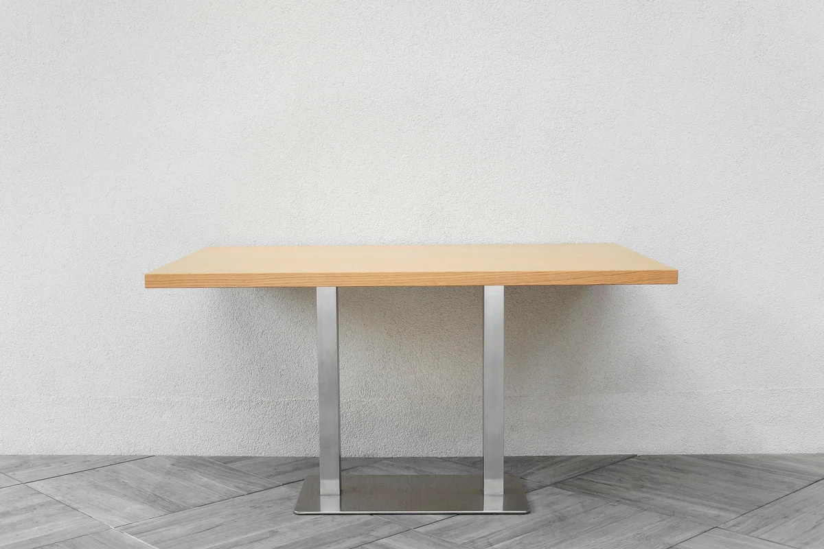 Minimalistischer Massivholztisch in modernem Wohnraum als Beispiel für langlebige Massivholzmöbel