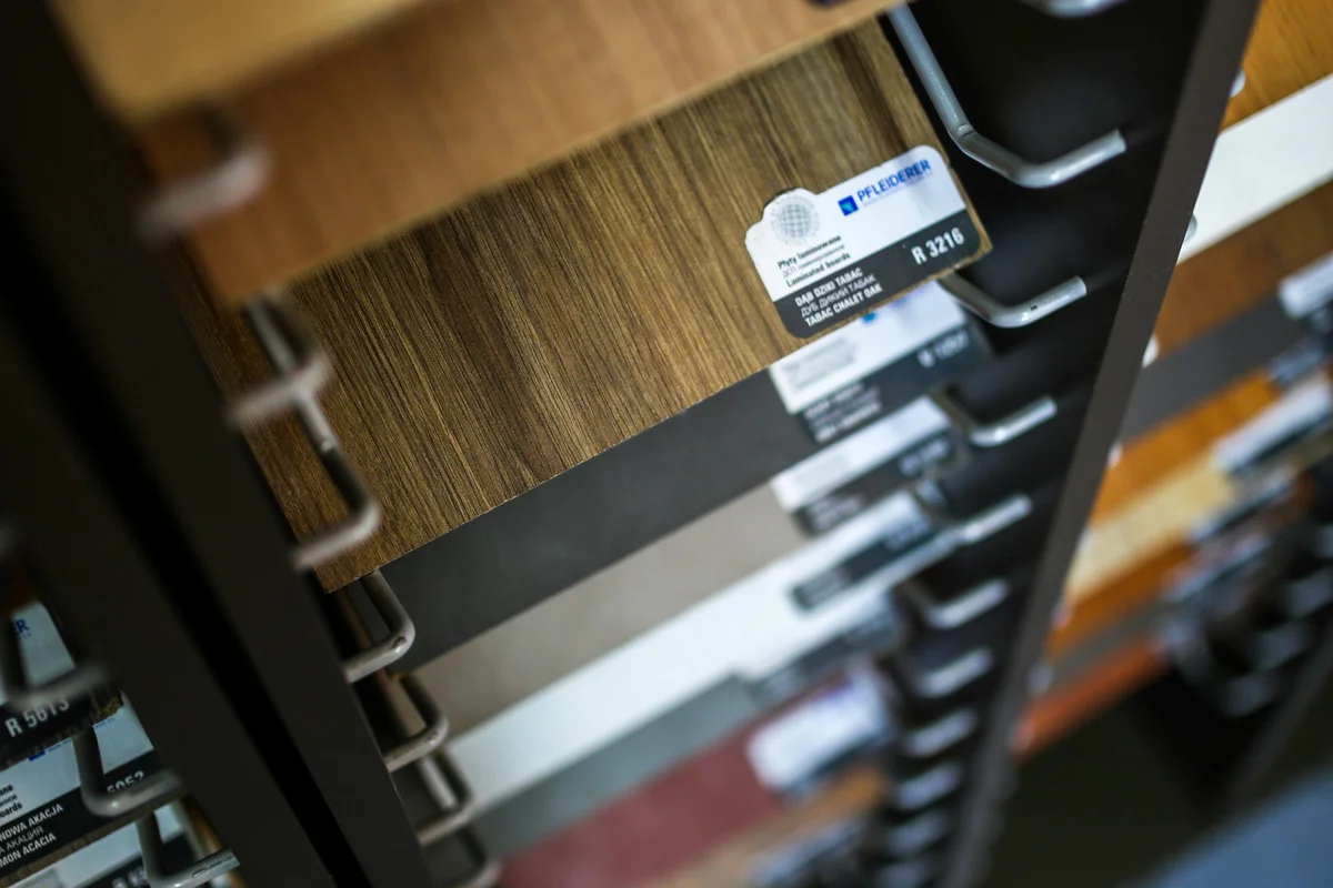 Verschiedene Holzfurniere und Laminatproben für Materialvergleich Massivholz vs MDF