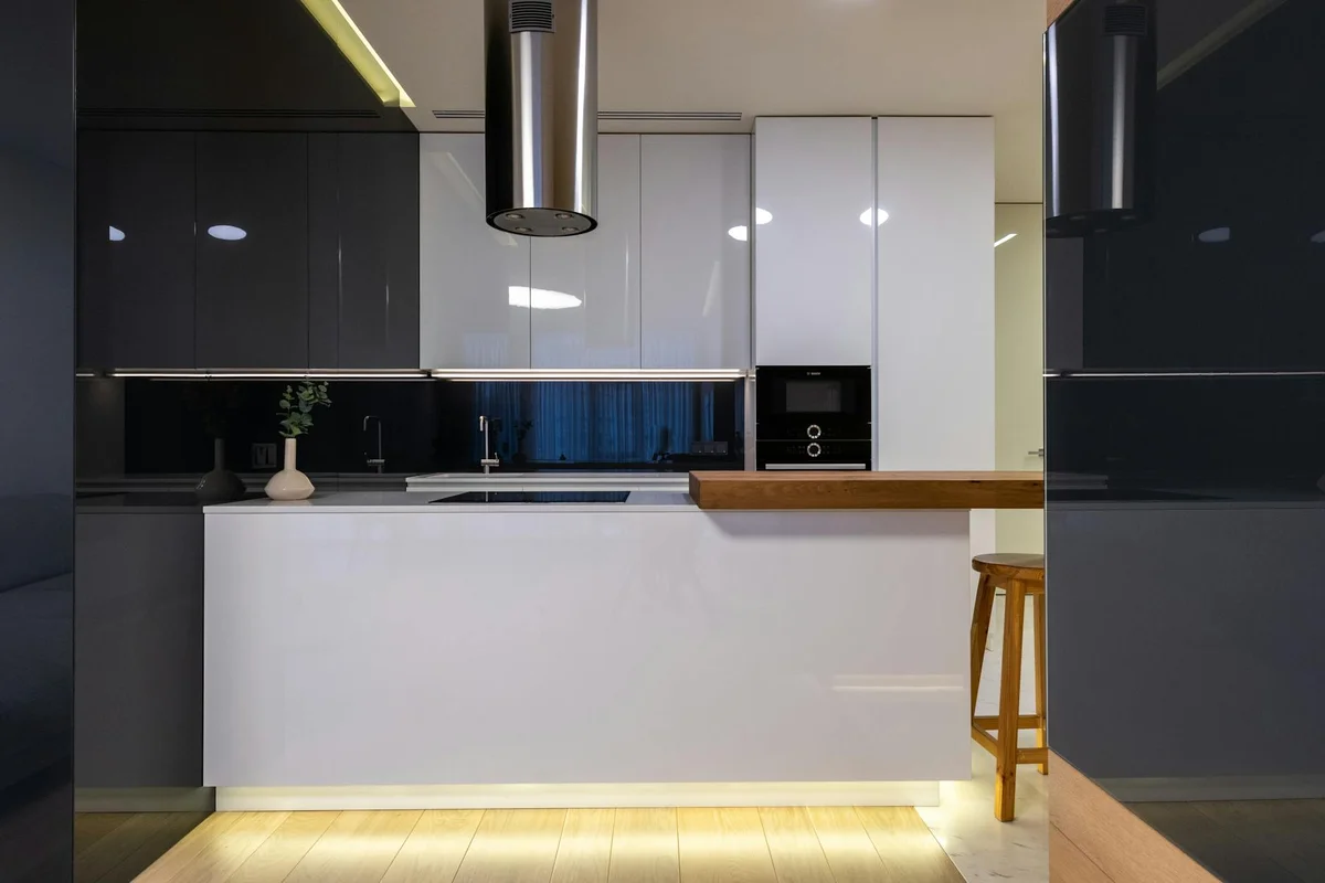 Moderne Küche mit glänzenden Melaminoberflächen und geschlossenen Fronten
