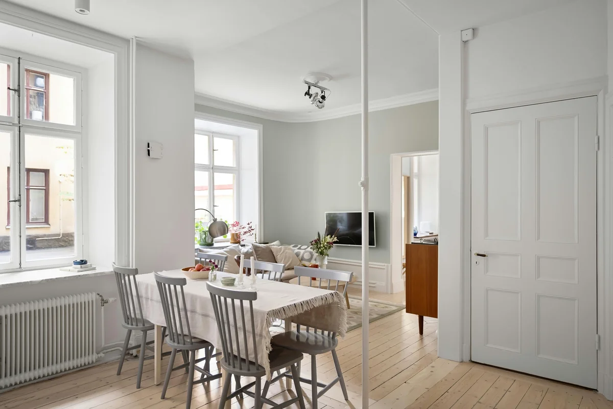 Massivholz-Esstisch aus zertifiziertem Holz in modernem Wohnzimmer