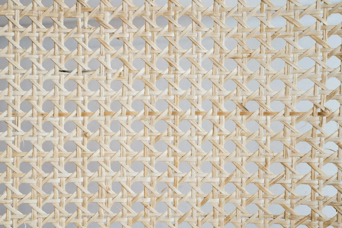 Nahaufnahme von Rattan-Geflecht mit hexagonalem Muster in natürlichem Licht