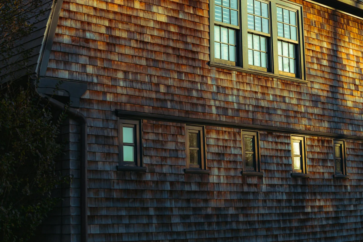 Witterungsbeständige Western-Red-Cedar-Schindelfassade an einem modernen Holzhaus
