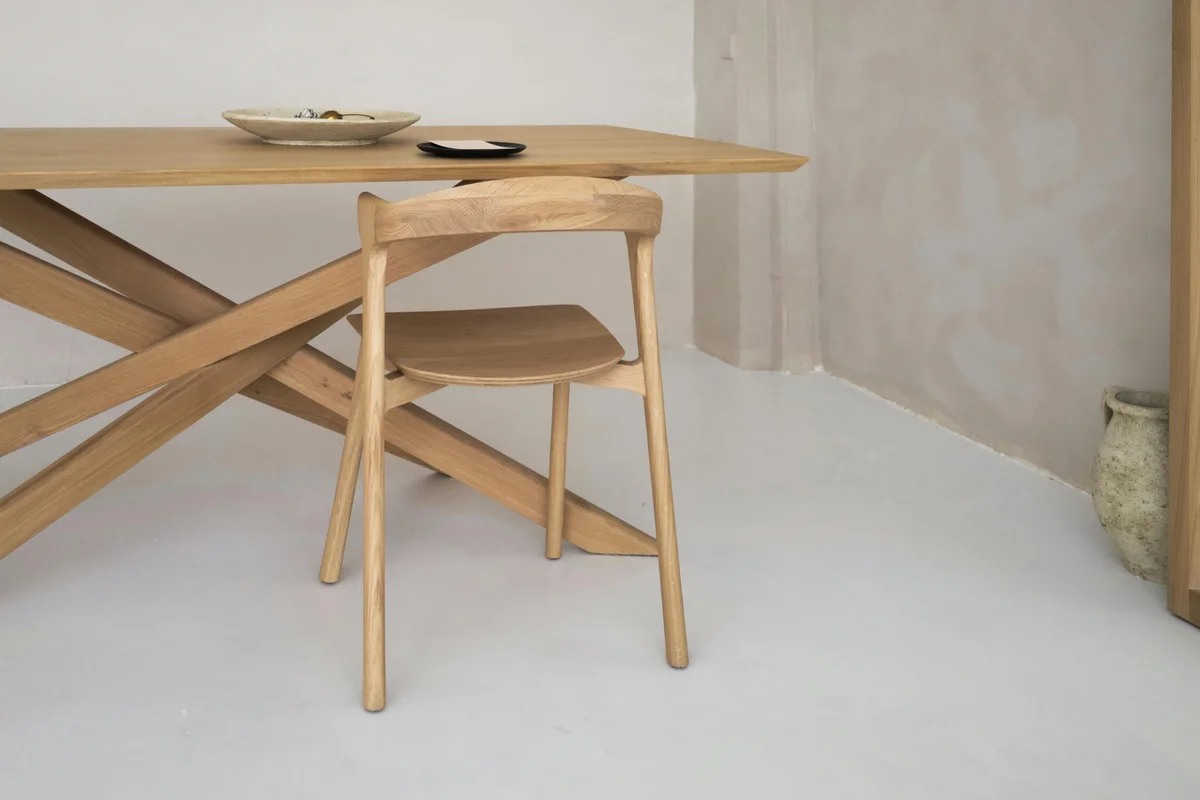 Massivholz-Esstisch aus Eiche in modernem Esszimmer — Scandinavian-Style