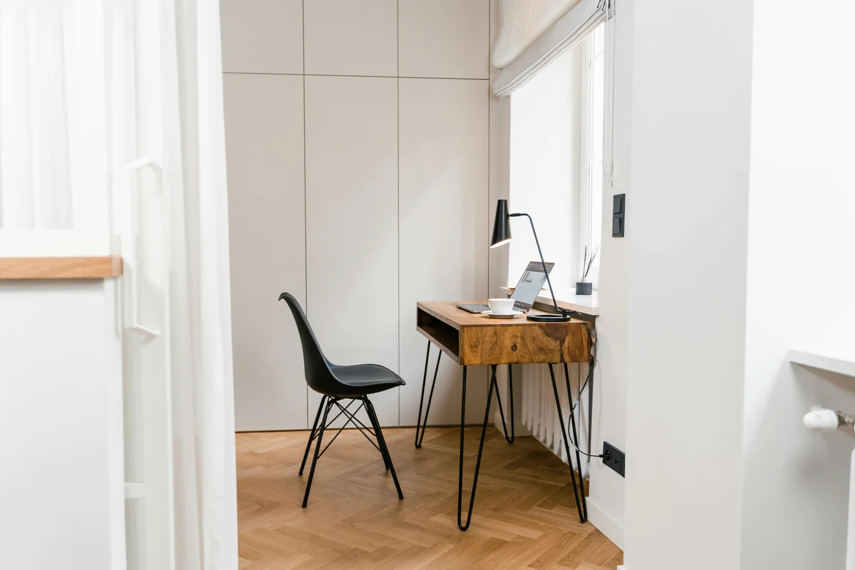 Modernes Homeoffice mit Massivholz-Schreibtisch und natürlichem Licht, Scandinavian-Style