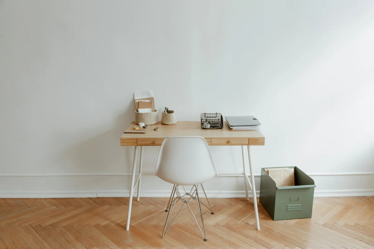 Heller Massivholz-Schreibtisch in Scandinavian-Design mit weißem Stuhl und Holzparkett