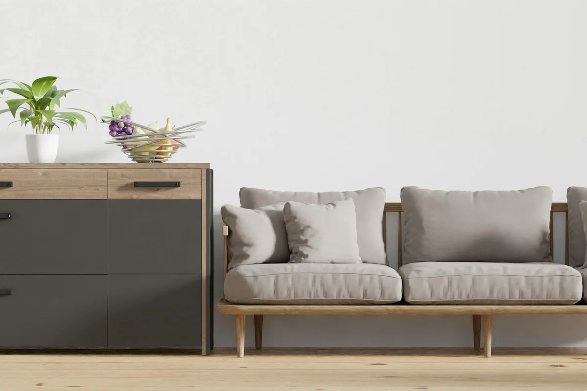 Helles minimalistisches Wohnzimmer mit Sofa und Holz-Sideboard