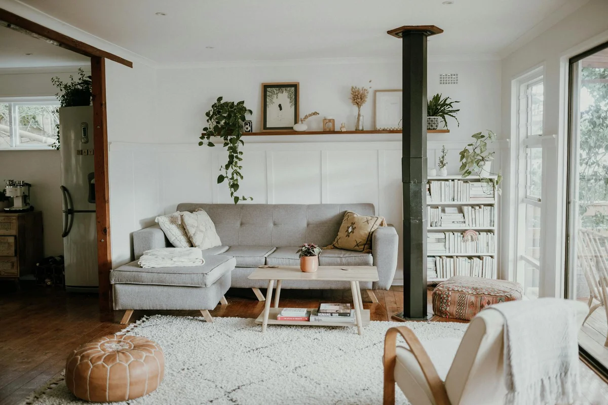 Helles Wohnzimmer im skandinavischen Stil mit hellen und dunklen Holzmöbeln im Mix