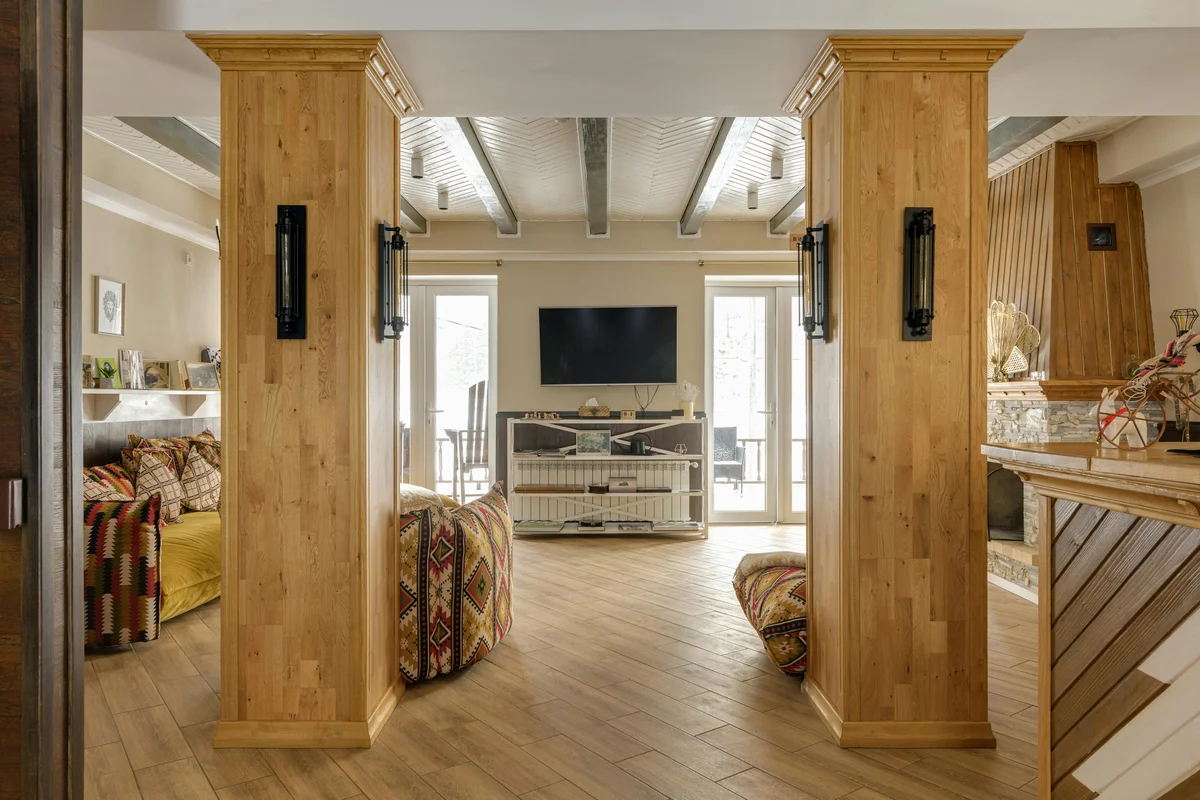 Wohnzimmer mit Möbelmix aus verschiedenen Holztönen im Scandinavian-Stil