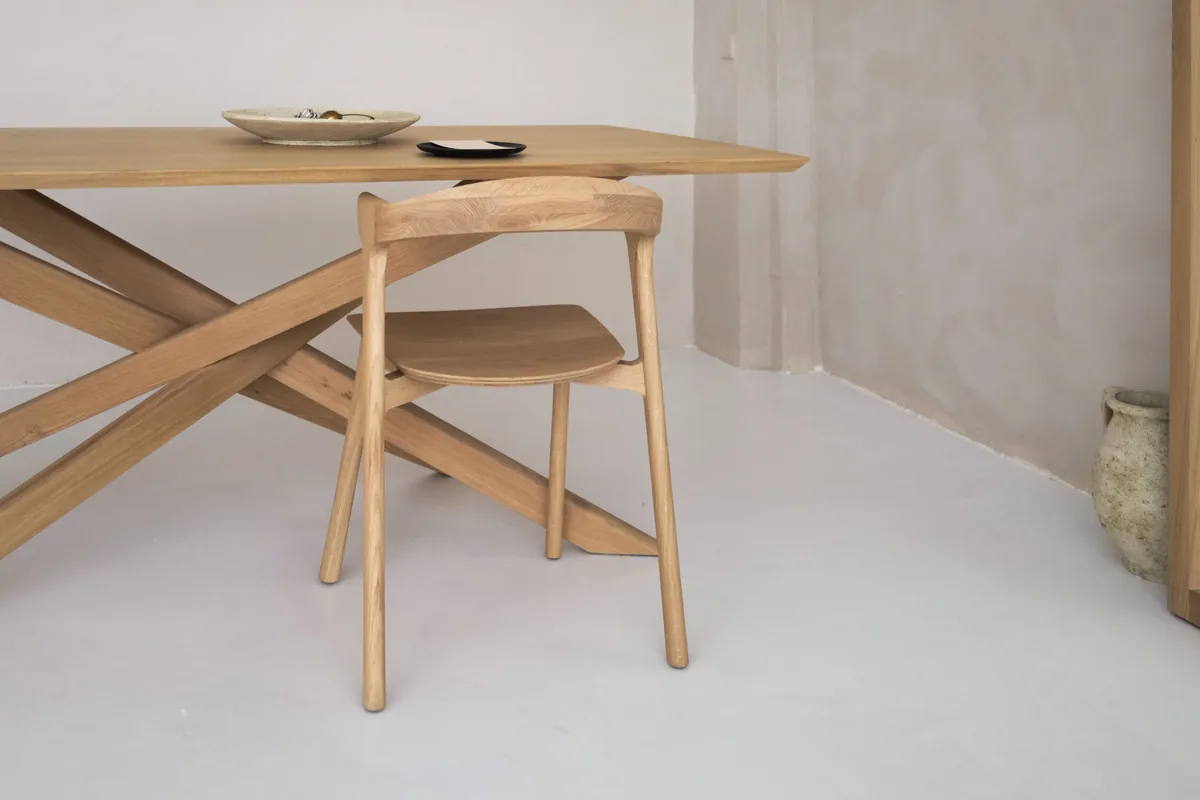 Massivholz-Esstisch mit matter, geölter Oberfläche und sichtbarer Maserung im Wabi-Sabi-Stil