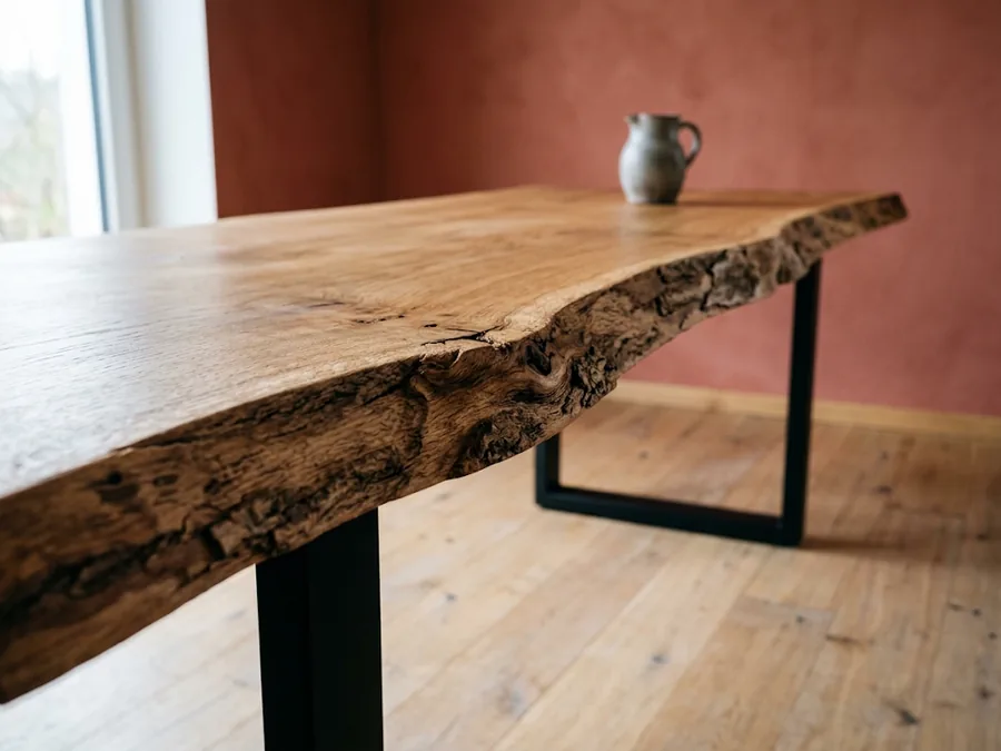 Baumstammtisch aus massiver Eiche mit natürlicher Baumkante und Rindenresten